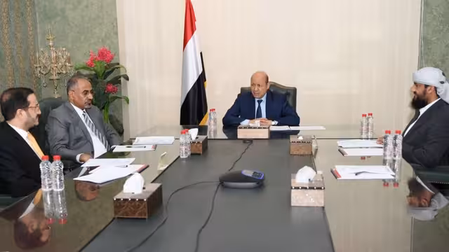 الرئاسي يناقش التطورات ويحذر من استمرار خروقات الحوثي