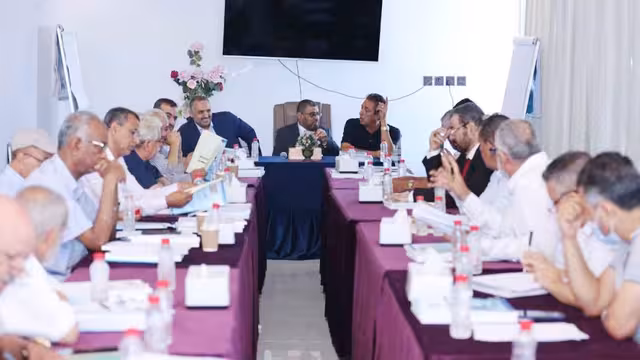 الجنة البرلمانية المكلفة بدراسة الموازنة العامة 2022 تجتمع في عدن