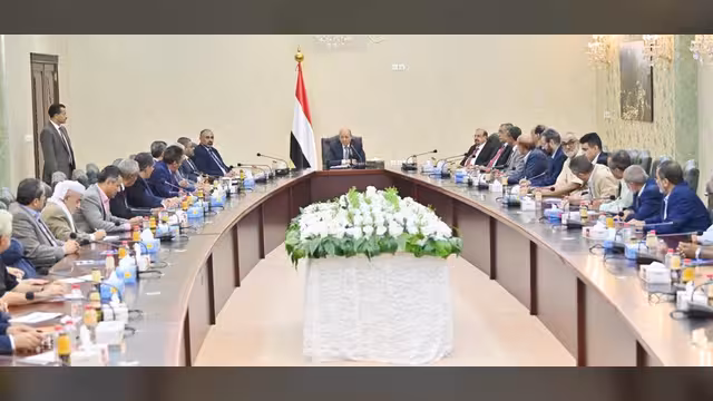 العليمي لرئاسة البرلمان: الرئاسي مع الحكومة ماضٍ بتنفيذ مهام المرحلة الانتقالية