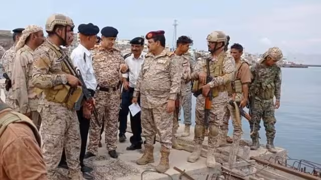 وزير الدفاع يزور القاعدة البحرية عدن: مواجهة التحديات ومكافحة التهريب