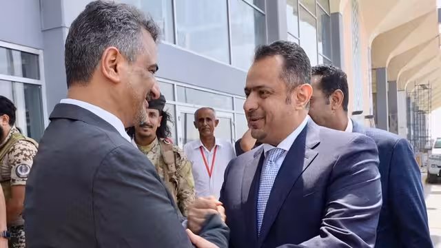 معين عبدالملك إلى عدن بعد رحلة علاجية: الحكومة ستواصل مهامها