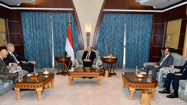 العليمي لغروندبرغ: لم نقيد استيراد الوقود وفتح طرق تعز لتمديد الهدنة