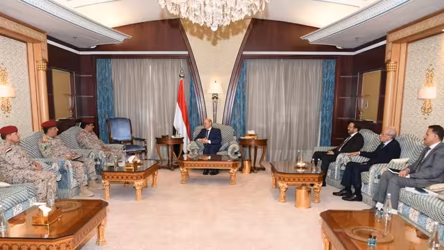 اللجنة العسكرية والأمنية تسلم الرئيس العليمي تقريراً حول مستجدات عملها