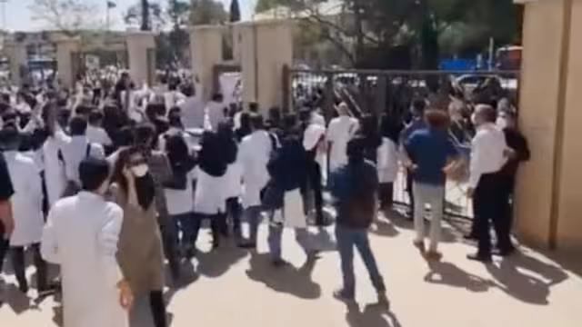 مستجدات الاحتجاجات في إيران: تظاهرات في 156 مدينة