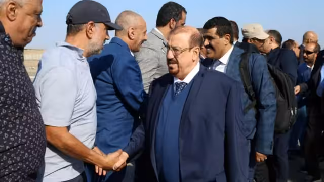 للمرة الأولى - رئيس البرلمان اليمني يصل تعز عبر مطار المخا الدولي