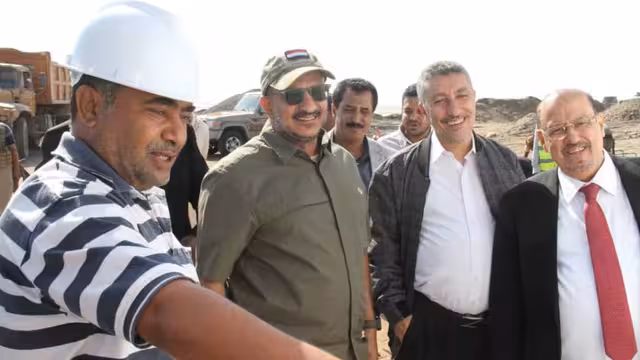 طارق صالح والبركاني يتفقدان إنشاءات مطار المخا الدولي