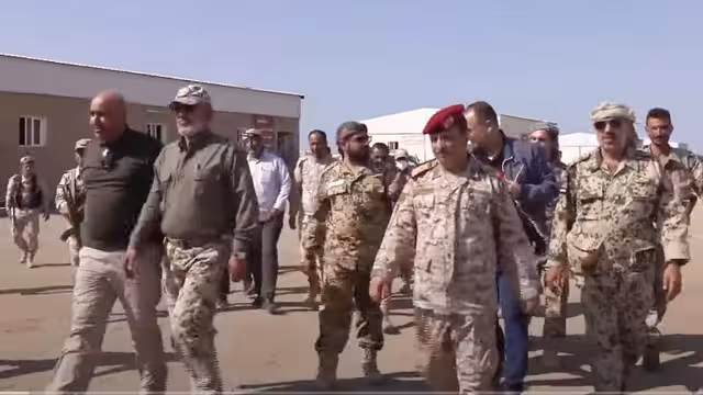فريق اللجنة العسكرية والأمنية يزور الساحل الغربي