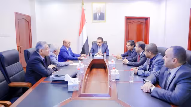 رئيس الحكومة يناقش مع البنك المركزي اليمني الرقابة على البنوك