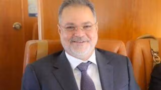 طارق صالح يطمئن على صحة الدكتور عبدالملك المخلافي