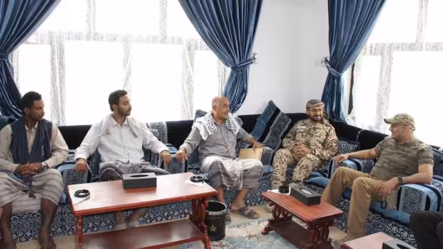 طارق صالح يستقبل أبناء الشهيدين سالم قطن ومحمد الصليحي