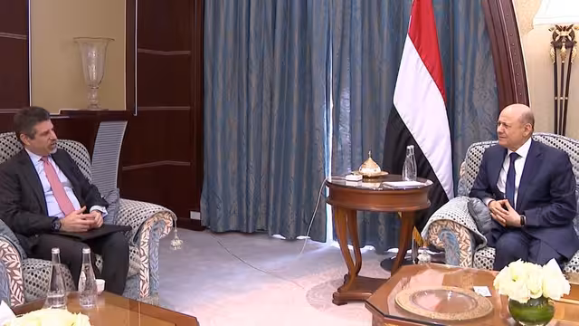 الرئيس العليمي يشيد باعتراض واشنطن شحنات أسلحة ومخدرات مهربة