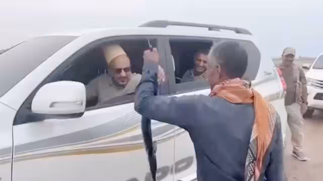بالفيديو - طارق صالح يتفقد كورنيش ومنشآت مطار المخا