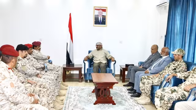 طارق صالح يترأس اجتماعاً عسكرياً بحضور قيادة الدفاع وممثلين عن التحالف