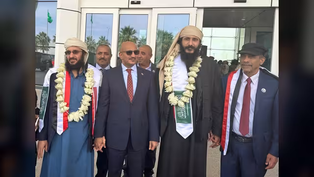 طارق صالح في استقبال نجله وشقيقه: عهداً أن تحيا الجمهورية سلما أو حربا