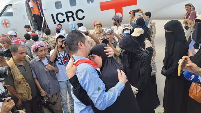 مأرب تستقبل 89 محتجزاً لدى الحوثيين بينهم 4 صحفيين