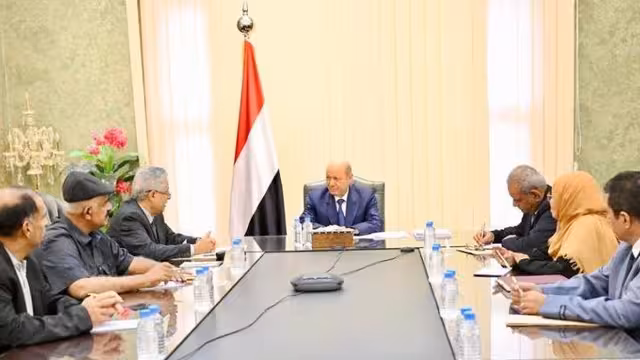 بالنص والأرقام.. قرار رئاسي بتسوية أوضاع عشرات آلاف الموظفين المبعدين في اليمن