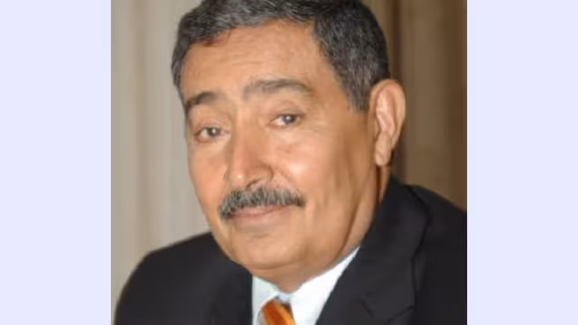 عبدالعزيز عبدالغني رمز وطني