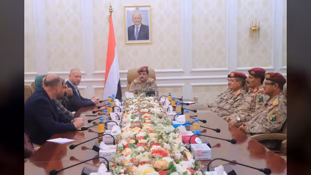 وفد عسكري بريطاني يزور اليمن ويلتقي وزير الدفاع اليمني في عدن