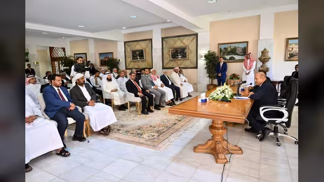 العليمي في لقاء قيادات حضرموت: ندعم تعزيز الأمن وتخفيف المعاناة