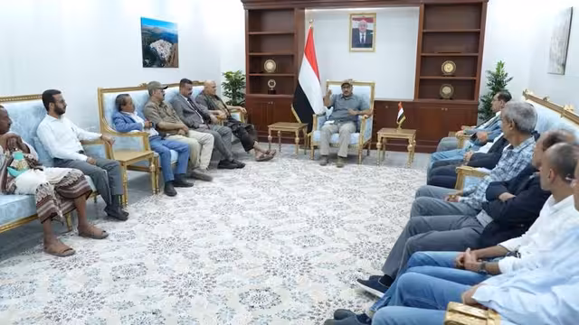 قيادات ورؤساء فروع أحزاب تعز تجتمع مع طارق صالح في المخا