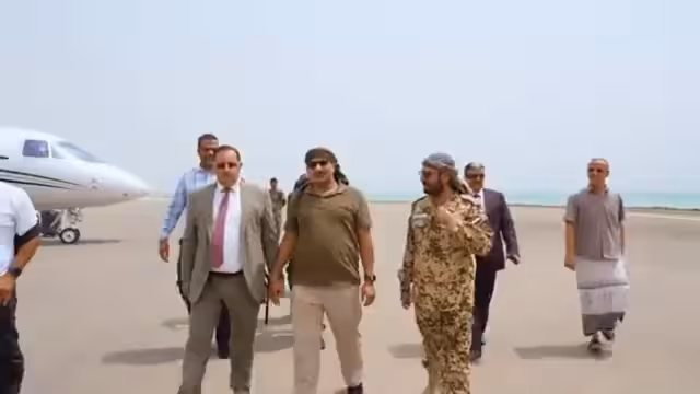 طارق صالح يعود إلى الساحل الغربي بعد زيارة عزاء إلى الإمارات