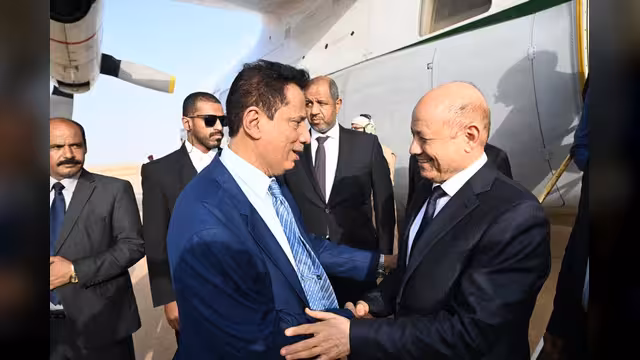 رئيس المجلس الرئاسي العليمي يصل المهرة في زيارة تفقدية