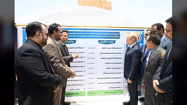 العليمي يفتتح ويضع حجر أساس حزمة مشاريع في المهرة