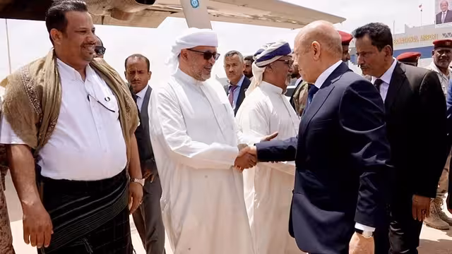 العليمي يختتم زيارة المهرة بعد افتتاح ووضع حجر أساس مشاريع مختلفة