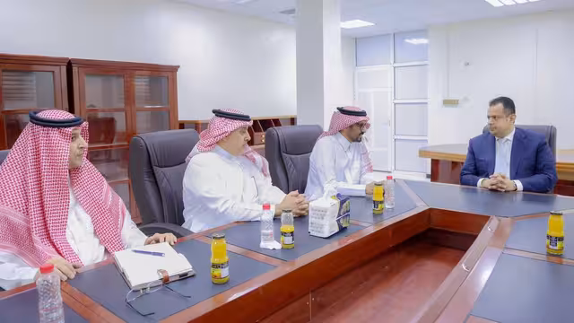 فريق سعودي سياسي وعسكري يلتقي رئيس الحكومة في عدن