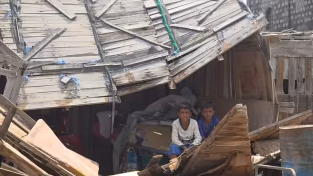 المقاومة الوطنية تغيث منكوبي الأمطار في مضاربة لحج