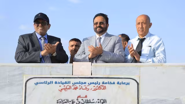 العرادة يضع حجر الأساس لاستكمال مشروع مطار مأرب الدولي