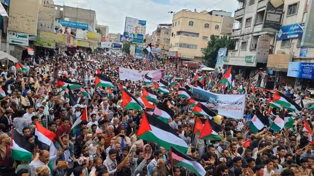 تظاهرة شعبية في تعز تندد بجرائم الإبادة في غزة