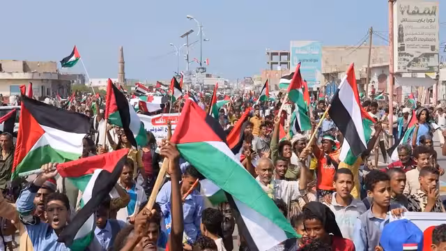 تظاهرة حاشدة في المخا تضامناً مع غزة وتنديدًا بالاحتلال