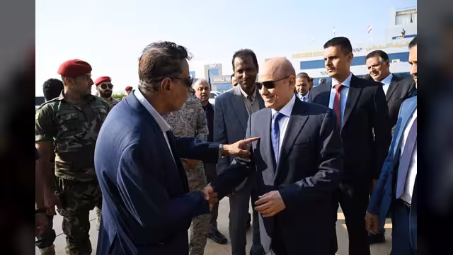 العليمي إلى عدن بعد المهرة: مواصلة احتواء تداعيات أضرار إعصار تيج