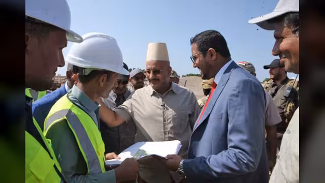 طارق صالح يدشن مستشفى الخوخة ويعلن عن مشروع كهرباء جديد بالطاقة الشمسية
