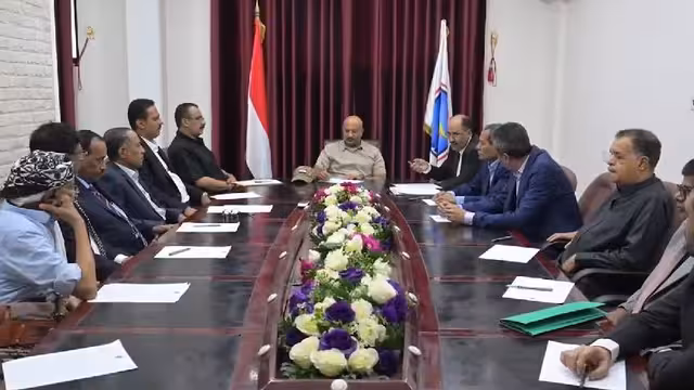 طارق صالح يناقش مع برلمانية المكتب السياسي ترجمة جهود التقارب