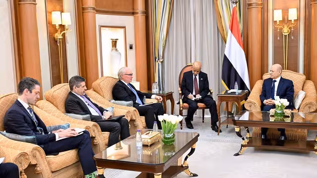 المبعوث الأمريكي إلى اليمن يعقد لقاءات بالرئيس العليمي ورئيس الحكومة