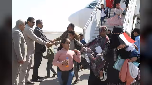 مطار المخا: طارق صالح يطلع على ترتيبات استقبال ثاني دفعة من العالقين