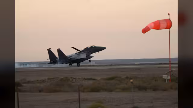 الحوثيون يؤكدون استمرار هجماتهم وأمريكا تعترض صاروخاً