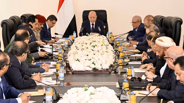 اختفاء الشيكات وإلغاء التواقيع: هل يبقى مجلس القيادة في موقف المتفرج؟