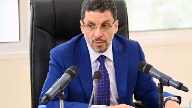الأحمدي: رئيس الحكومة خيب آمال القلة القليلة وتجاهل توجيهات الرئاسي