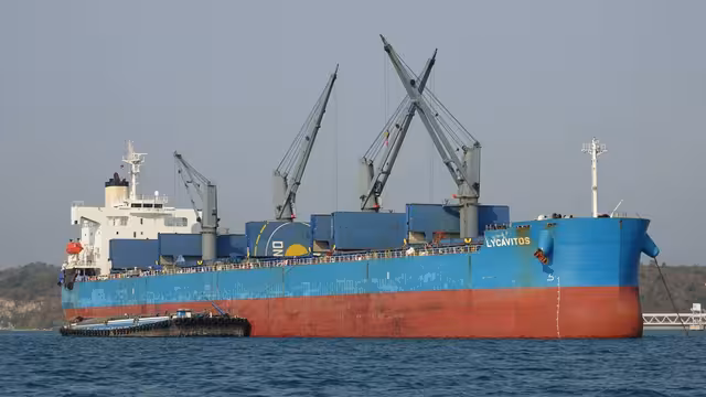 الحوثيون أصابوا ناقلة بضائع بريطانية.. وغارتان أمريكيتان في اليمن