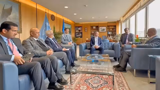 طارق صالح يناقش في لندن احتواء التسرب النفطي في البحر الأحمر