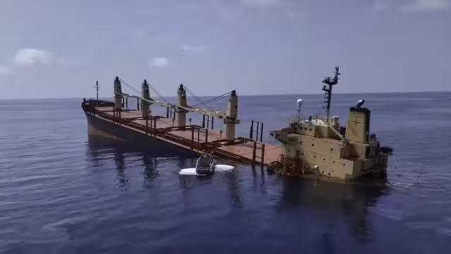 اليمن يعلن غرق السفينة روبي مار بعد استهدافها بهجومين حوثيين