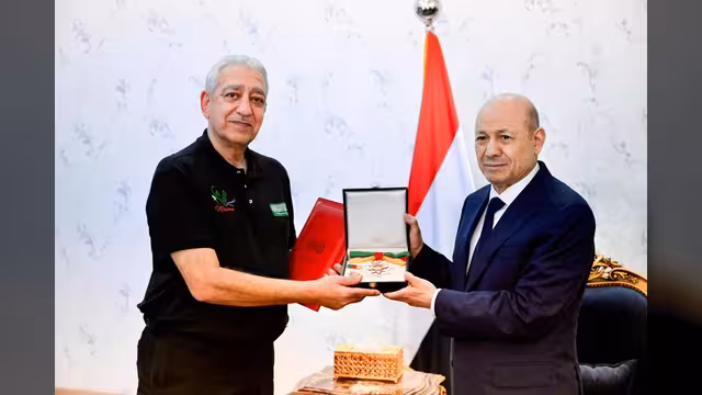 العليمي يكرم مشروع "مسام" وبرنامج نزع الألغام في اليمن بوسامي الشجاعة