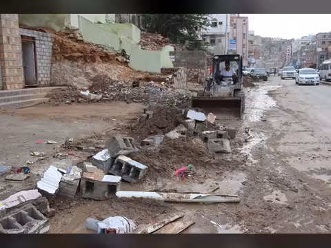 حضرموت: البدء بإزالة مخلفات المنخفض الجوي وسط متابعة حكومية