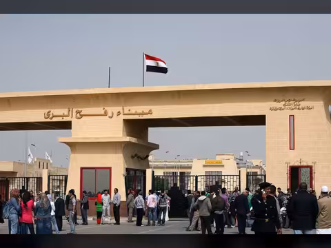 الكشف عن مصير اليمنيين العالقين في غزة.. من يؤجل عودتهم؟