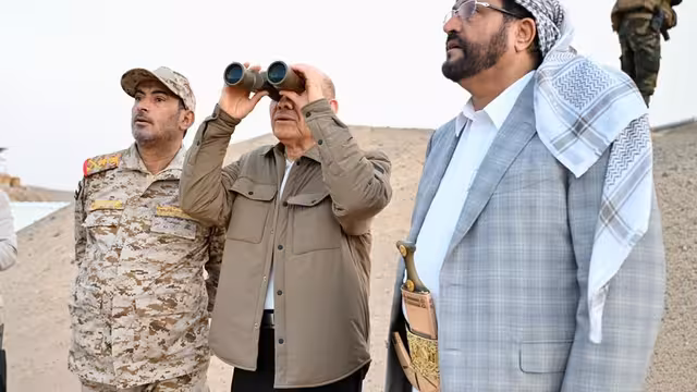العليمي يطلع على جبهات مأرب ويلتقي القيادات المحلية والاجتماعية