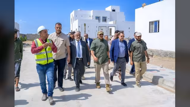 الحديدة: طارق صالح يتفقد منشآت تعليمية وصحفية في الخوخة (فيديو)