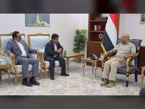 طارق صالح يبحث مع وزير النفط الوضع التمويني وضبط أسعار الوقود